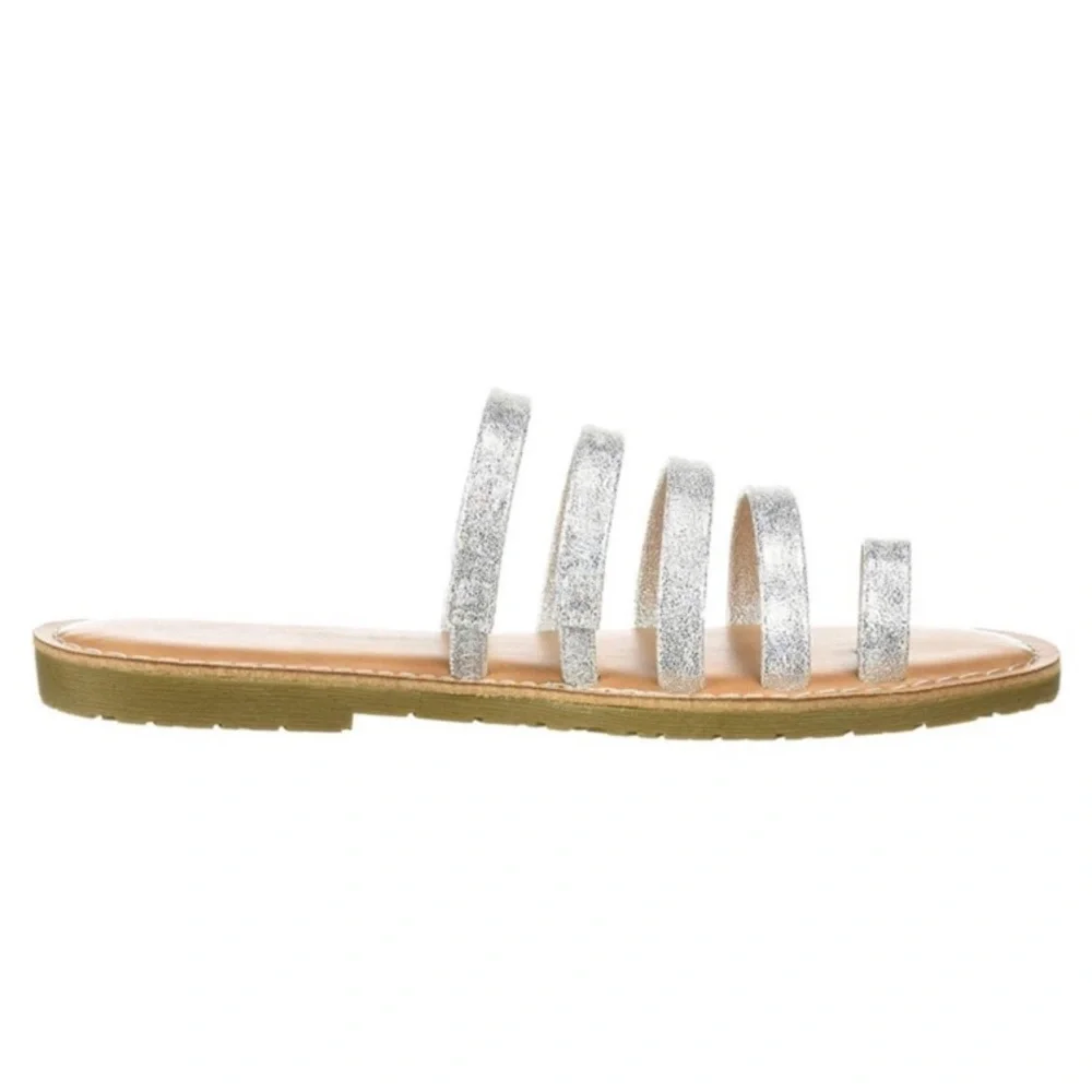 NWT Dirty Laundry Big Girl Erika Strappy Silver Flat Sandals